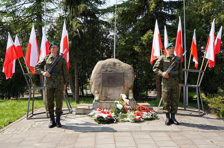 Elbląg, Obelisk iprzypomina o tym, że między ul. Fredry a torami kolejowymi w czasie II wojny światowej był podobóz KL Stutthof