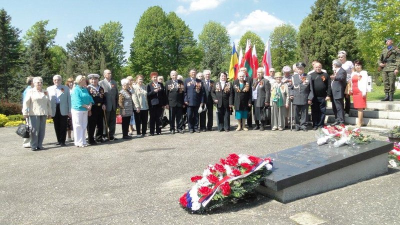 Elbląg, Weterani z obwodu kaliningradzkiego złożyli kwiaty pod pomnikiem Żołnierzy Armii Czerwonej