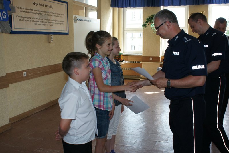 Elbląg, Najmłodsi odebrali nagrody za najlepsze prace plastyczne z rąk komendanta Policji oraz jego zastępcy