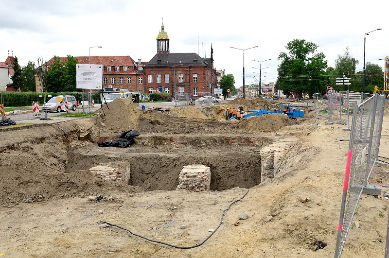 Elbląg, Fragmenty murów XVI-wiecznego bastionu oraz część wodociągu drewnianego już prawie pod ziemią Elbląg, Fragmenty murów XVI-wiecznego bastionu oraz część wodociągu drewnianego już prawie pod ziemią