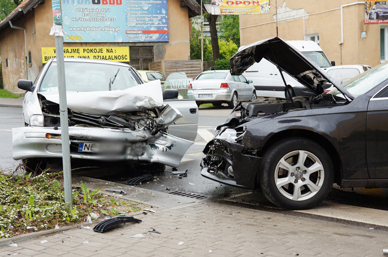 Elbląg, Traugutta: czołowe zderzenie dwóch aut