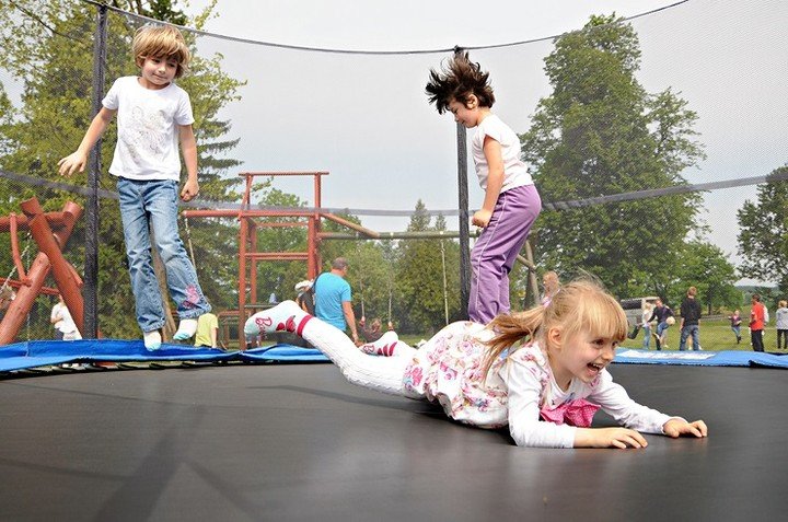 Elbląg, Ogromnym powodzeniem cieszyła się trampolina, jeszcze wtedy dzieci nie wiedziały, że w Domu czeka na nich niespodzianka - taka sama trampolina ufundowana przez Stowarzyszenie Radość Serca działające przy placówce