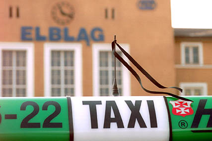 Elbląg, Czarna wstążeczka na elbląskiej taksówce Elbląg, Czarna wstążeczka na elbląskiej taksówce