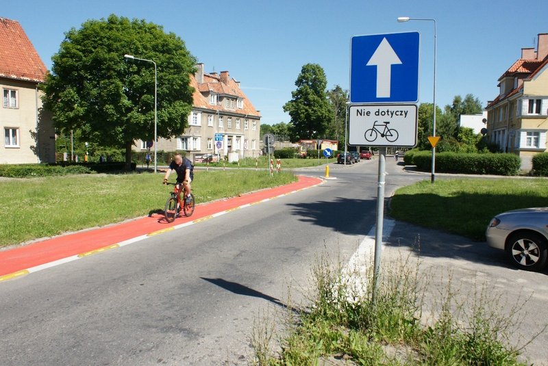 Elbląg, Kontrpasem poruszamy się rowerem w kierunku przeciwnym do ruchu samochodowego,