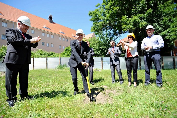 Elbląg, Wiceminister kultury, Piotr Żuchowski, wbija pierwszą, symboliczną łopatę na terenie budowy
