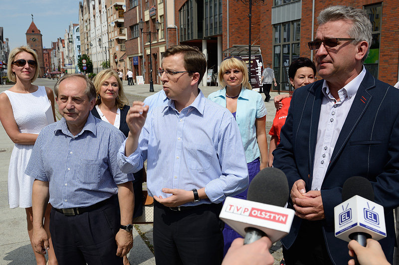 Elbląg, Janusza Nowaka wspierają poseł SLD Dariusz Joński oraz Władysław Mańkut