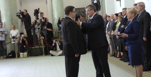 Elbląg, Juliusz Marek został odznaczony przez prezydenta RP (kadr z mat. filmowego) Elbląg, Juliusz Marek został odznaczony przez prezydenta RP (kadr z mat. filmowego)