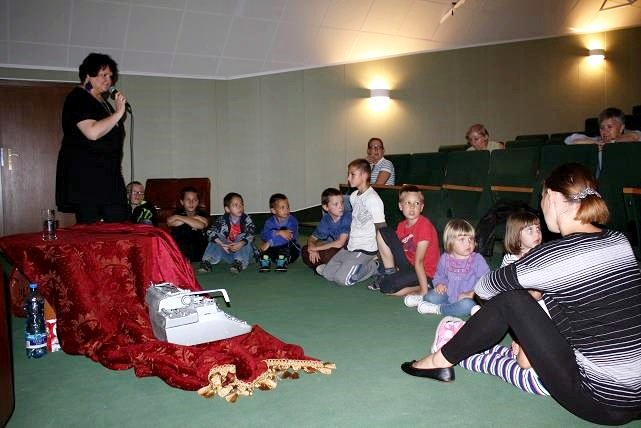 Elbląg, Elbląska pisarka Ewa Karolak opowiadała najmłodszym o „Tajemnicach Krasnego Lasu” Elbląg, Elbląska pisarka Ewa Karolak opowiadała najmłodszym o „Tajemnicach Krasnego Lasu”