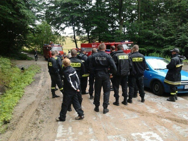 Elbląg, Około 40 strażaków i policjantów przeszukiwało dziś las w okolicy Zalesia (gm. Milejewo)
