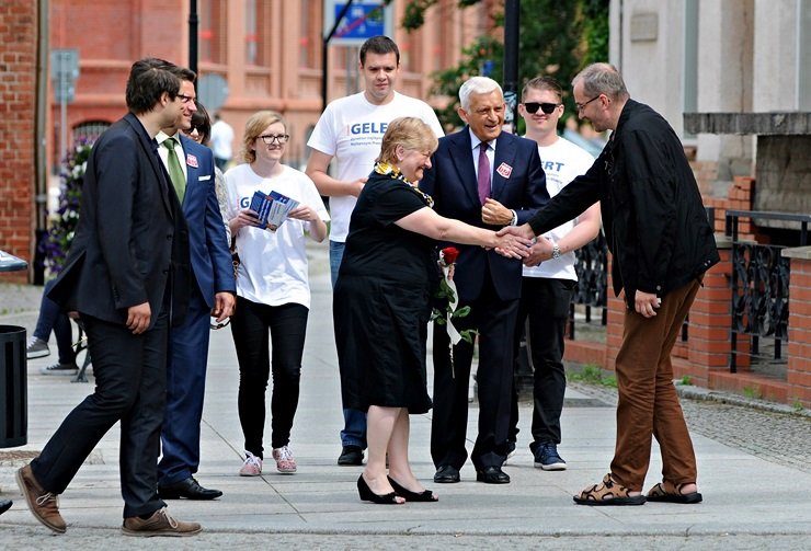 Elbląg, Jerzy Buzek przeszedł razem z Elżbietą Gelert po elbląskiej starówce Elbląg, Jerzy Buzek przeszedł razem z Elżbietą Gelert po elbląskiej starówce