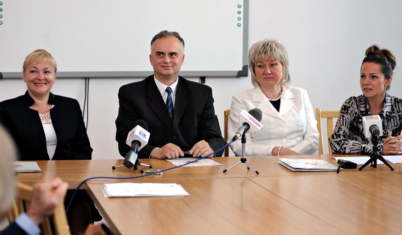 Elbląg, O proponowanych rozwiązaniach miejsckich problemów mówił radny Marek Pruszak (na zdj. także Jolanta Janowska, Jolanta Lisewska i Monika Borzdyńska)