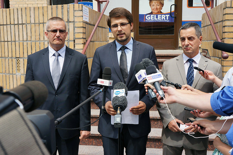 Elbląg, Oliwier Pietrzykowski (na zdj. w środku) ze sztabu wyborczego PO - To nie my wypuściliśmy ten sensacyjny filmik