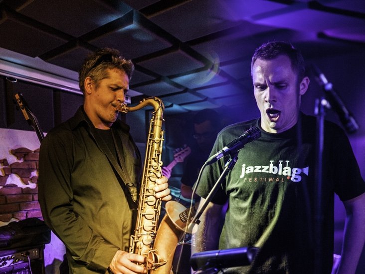 Elbląg, Saksofonista Szymon Zuehlke (pierwszy z lewej),