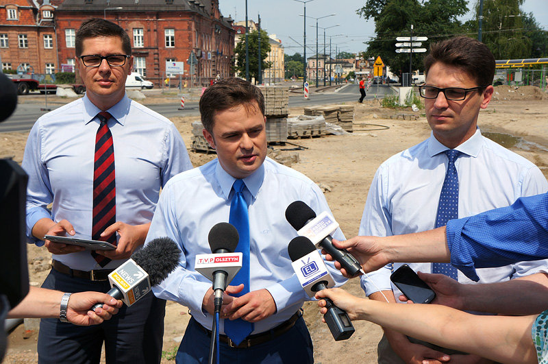 Elbląg, W obronie Jerzego Wilka wystąpili dziś działacze PiS z rzecznikiem partii, Adamem Hofmanem na czele (na zdj. w środku)