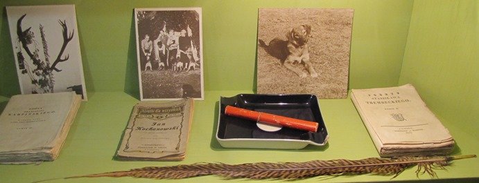 Elbląg, Jak można zobaczyć w muzeum w Praniu, Konstanty Ildefons Gałczyński miał w swoim księgozbiorze m.in. poezje Jana Kochanowskiego, Franciszka Karpińskiego i Stanisława Trembeckiego... Elbląg, Jak można zobaczyć w muzeum w Praniu, Konstanty Ildefons Gałczyński miał w swoim księgozbiorze m.in. poezje Jana Kochanowskiego, Franciszka Karpińskiego i Stanisława Trembeckiego...