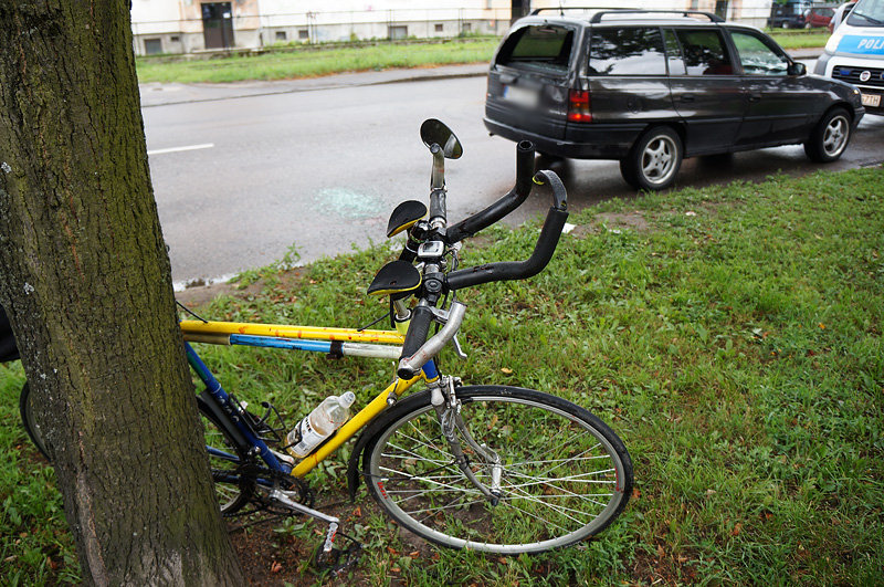 Elbląg, Pijany rowerzysta uderzył w tył osobówki