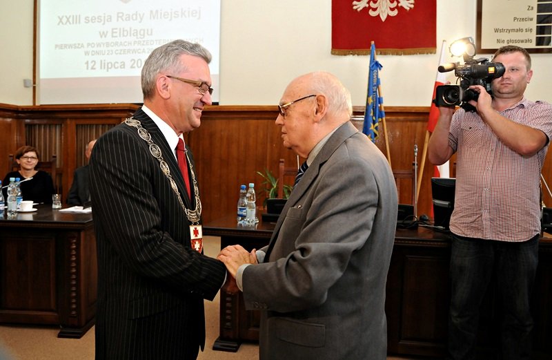 Elbląg, Janusz Nowak odbiera gratulacje radnego seniora Zdzisława Olszewskiego