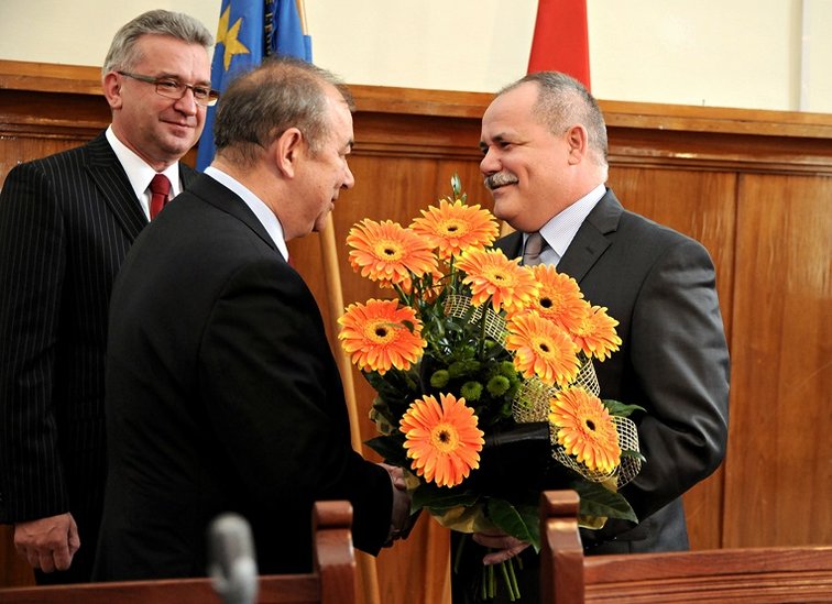 Elbląg, Jerzy Wilk dziękuje komisarzowi Markowi Bojarskiemu, w głębi Janusz Nowak Elbląg, Jerzy Wilk dziękuje komisarzowi Markowi Bojarskiemu, w głębi Janusz Nowak