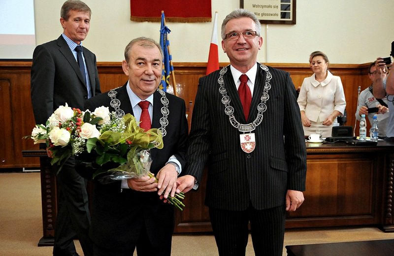 Elbląg, Jerzy Wilk odebrał nominację z rąk wybranego dziś (12 lipca) przewodniczącego Rady - Janusza Nowaka Elbląg, Jerzy Wilk odebrał nominację z rąk wybranego dziś (12 lipca) przewodniczącego Rady - Janusza Nowaka