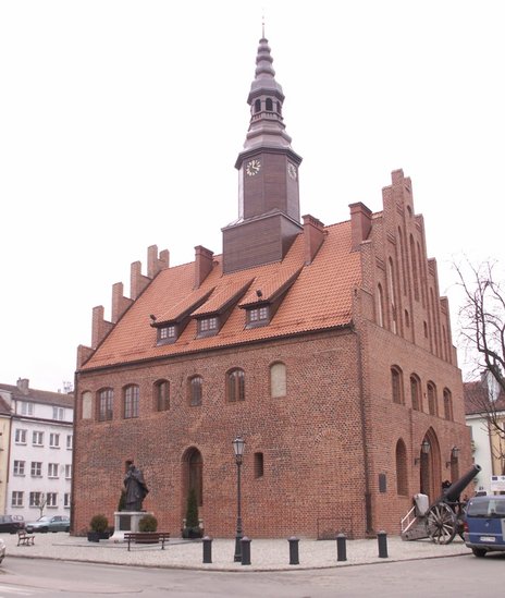 Elbląg, Pozostałości gotyckich murów obronnych można zobaczyć np. w Morągu. Na zdjęciu morąski ratusz,