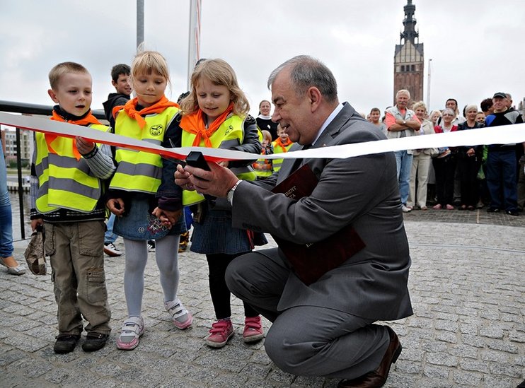 Elbląg, W przecięciu wstęgi prezydentowi pomagały dzieci z Niepublicznego Przedszkola Katolickiego im. bł. Franciszki Siedliskiej