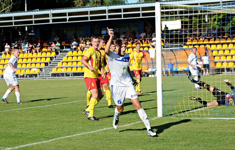 Elbląg, Anton Kołosow strzela zwycięskiego gola Elbląg, Anton Kołosow strzela zwycięskiego gola