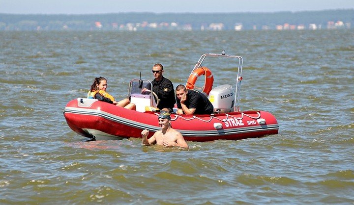 Elbląg, Nieco zmęczony, ale przede wszystkim uśmiechnięty Andrzej Reginis tuż przed wyjściem na brzeg Elbląg, Nieco zmęczony, ale przede wszystkim uśmiechnięty Andrzej Reginis tuż przed wyjściem na brzeg