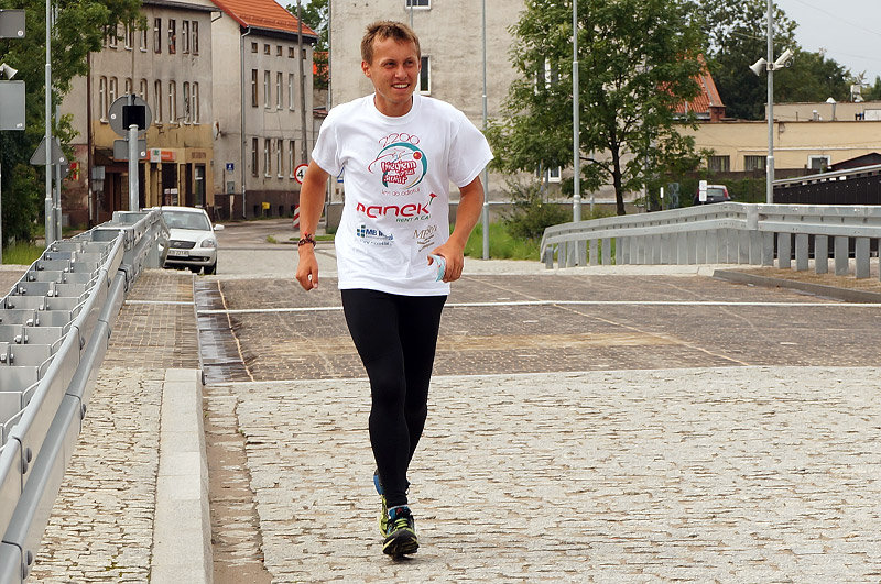 Elbląg, Mimo niewątpliwego zmęczenia cały czas biegnie. I się uśmiecha