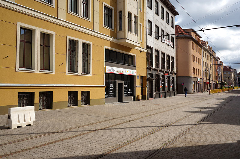 Elbląg, Na odcinku ul. 1 Maja (od Placu Słowiańskiego do ul. Krótkiej) brakuje zabezpieczenia torowiska Elbląg, Na odcinku ul. 1 Maja (od Placu Słowiańskiego do ul. Krótkiej) brakuje zabezpieczenia torowiska