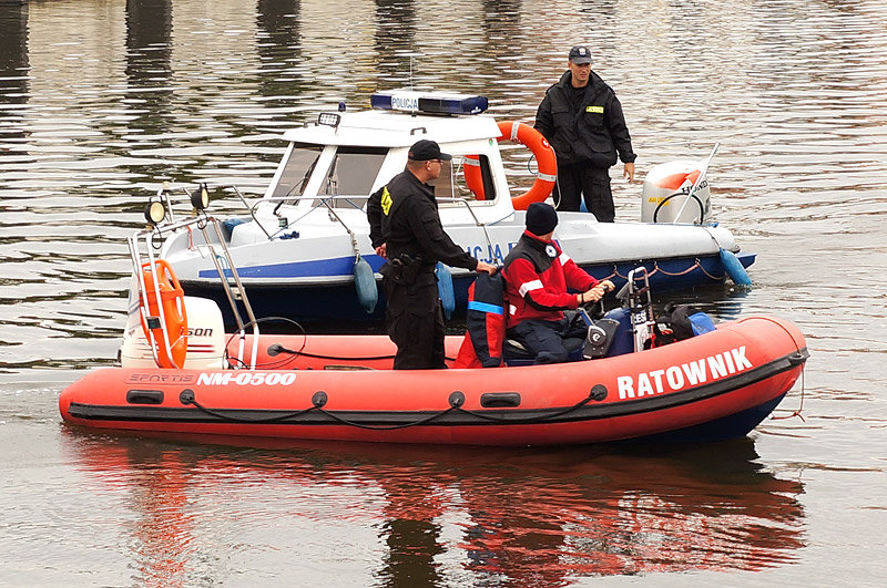 Elbląg, Patrole policji oraz WOPR kontrolują dzikie kąpieliska i upominają kąpiących się tam elblążan