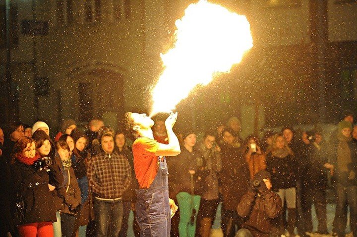 Elbląg, Jak rozgrzać publikę, gdy sypie śnieg?