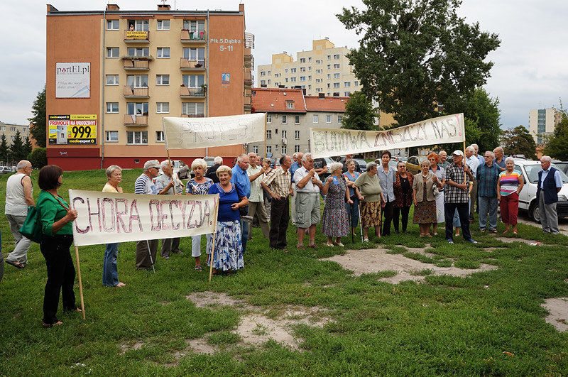Elbląg, Mieszkańcy bloków przy ul. Płk. Dąbka są zdeterminowani Elbląg, Mieszkańcy bloków przy ul. Płk. Dąbka są zdeterminowani