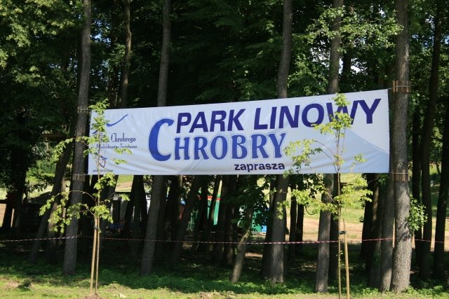 Park linowy nocą Park linowy nocą
