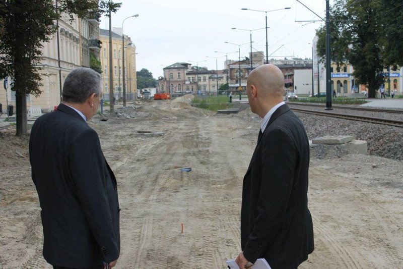 Elbląg, Wiceprezydent Janusz Hajdukowski wraz z Robertem Rajkiewiczem, dyrektorem Departamentu Rozwoju Inwestycji i Dróg wizytowali dziś największe inwestycje drogowe prowadzone na terenie Elbląga (fo. UM Elbląg)