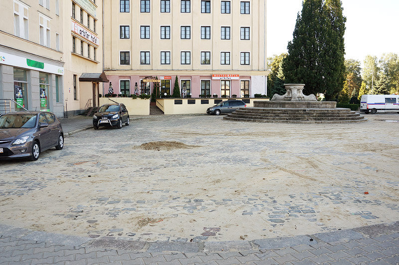 Elbląg, Ruch wrócił już na Plac Słowiański, mimo, że pełno tu jeszcze piachu i wody Elbląg, Ruch wrócił już na Plac Słowiański, mimo, że pełno tu jeszcze piachu i wody