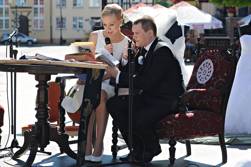Elbląg, Kamila i Julian - dziś (7 września) wzięli ślub i  zakończyli Narodowe Czytanie przed Ratuszem Staromiejskim