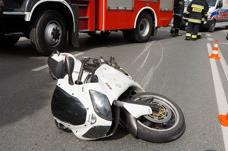 Elbląg, Wypadek: motocyklista uderzył w auto Elbląg, Wypadek: motocyklista uderzył w auto
