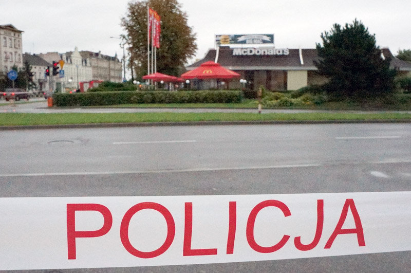 Elbląg, Teren restauracji sprawdzają policyjni pirotechnicy Elbląg, Teren restauracji sprawdzają policyjni pirotechnicy