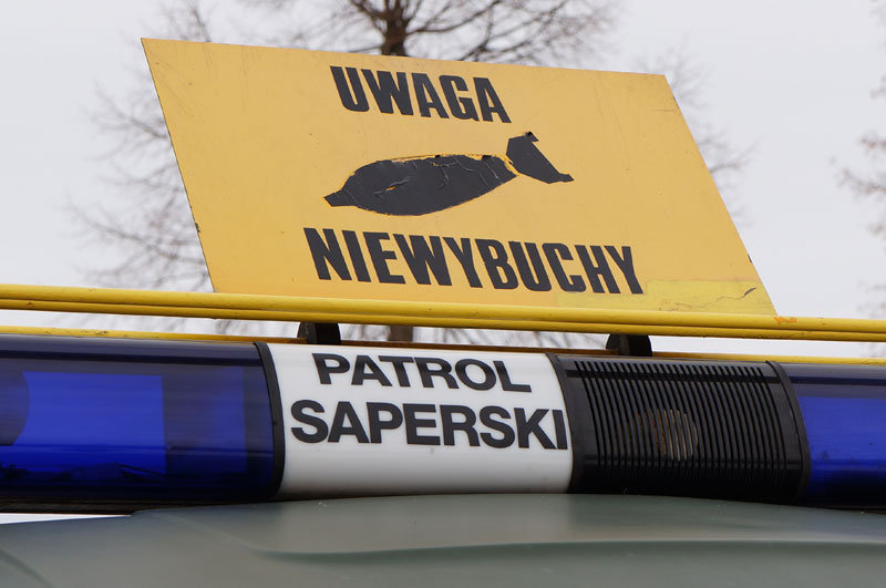 Elbląg, Policjanci zabezpieczają teren znaleziska, a następnie do akcji przystępują saperzy Elbląg, Policjanci zabezpieczają teren znaleziska, a następnie do akcji przystępują saperzy