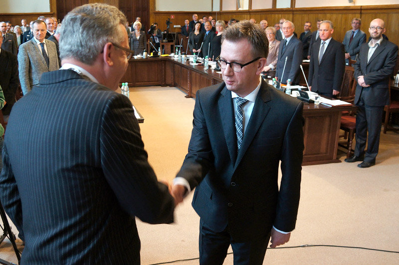 Elbląg, Przewodniczący Rady Janusz Nowak gratuluje nowemu radnemu Elbląg, Przewodniczący Rady Janusz Nowak gratuluje nowemu radnemu