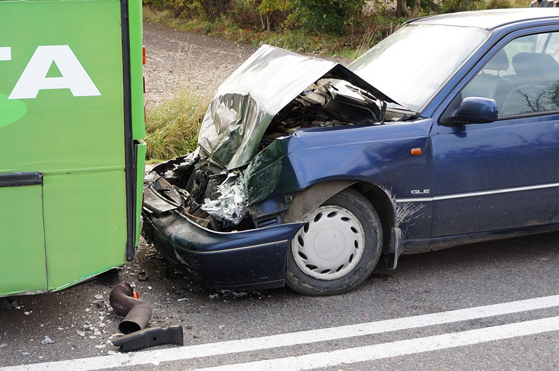Elbląg, Krasny Las: osobówką uderzył w autobus Elbląg, Krasny Las: osobówką uderzył w autobus