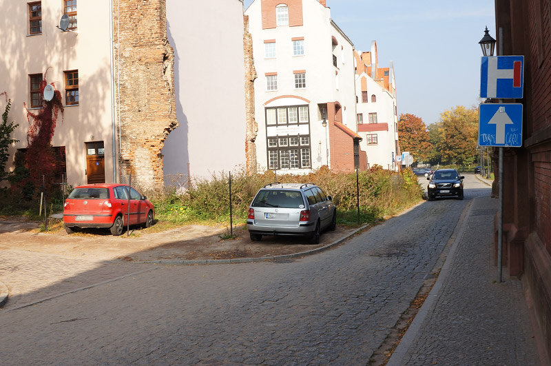 Elbląg, Kierowcy notorycznie jeżdżą w tym miejscu "pod prąd" - twierdzi nasz Czytelnik Elbląg, Kierowcy notorycznie jeżdżą w tym miejscu "pod prąd" - twierdzi nasz Czytelnik
