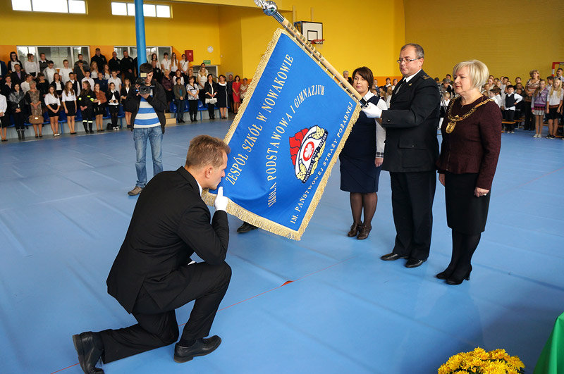 Elbląg, Z rąk Komendanta Miejskiego PSP w Elblągu st. bryg. Tomasza Świniarskiego sztandar odebrał dyrektor szkoły w Nowakowie Bogusław Milusz Elbląg, Z rąk Komendanta Miejskiego PSP w Elblągu st. bryg. Tomasza Świniarskiego sztandar odebrał dyrektor szkoły w Nowakowie Bogusław Milusz