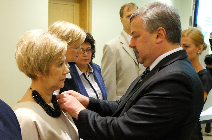 Elbląg, Zasłużeni pracownicy spółek komunikacyjnych zostali odznaczeni przez wojewodę Mariana Podziewskiego Elbląg, Zasłużeni pracownicy spółek komunikacyjnych zostali odznaczeni przez wojewodę Mariana Podziewskiego