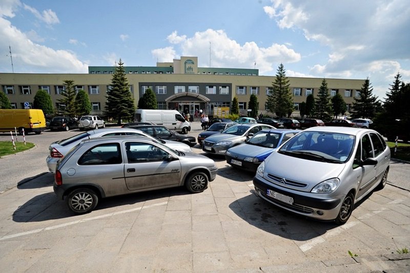 Elbląg, Problem z parkowaniem aut przy szpitalu wojewódzkim nadal pozostaje nierozwiązany Elbląg, Problem z parkowaniem aut przy szpitalu wojewódzkim nadal pozostaje nierozwiązany