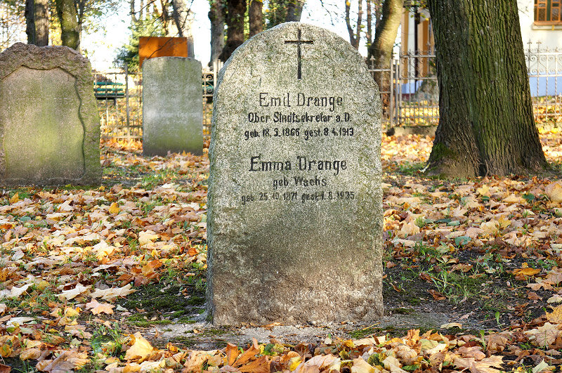 Elbląg, Na cmentarzu przy ul. Sadowej jest nagrobek pradziadkow Angeli Merkel - Emila i Emmy Drange