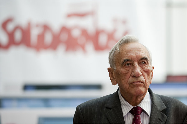 Elbląg, Zmarł Tadeusz Mazowiecki. Księga kondolencyjna w Ratuszu Elbląg, Zmarł Tadeusz Mazowiecki. Księga kondolencyjna w Ratuszu