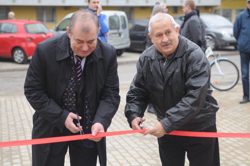 Elbląg, Jerzy Wilk oraz Jan Pytliński przecinają wstęgę, która uroczyście otwiera ósmą inwestycję zrealizowaną w ramach Budżetu Obywatelskiego 2013