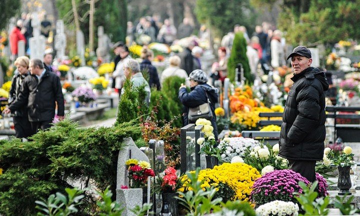 Elbląg, Tłumy na cmentarzach
