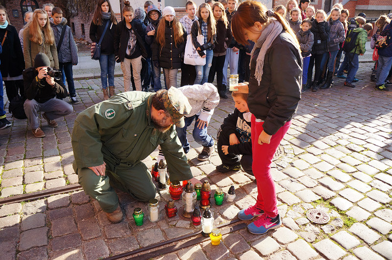 Elbląg, Wczoraj przed Bramą Targową zapłonęły znicze pamięci o dawnych elblążanach Elbląg, Wczoraj przed Bramą Targową zapłonęły znicze pamięci o dawnych elblążanach